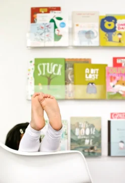 Ubabub Booksee Clear Acrylic Wall Bookshelf Set -Children's Products U0500 Lifestyle 05 58920.1545778828